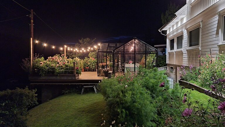 ETTER: Slik så det ut i fjor høst en nydelig kveld. Vi har også opparbeidet hagen med flere blomsterbed. Blomster som vi bruker i fotograferingen. 